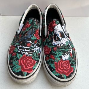 Vans Slip-On Skate Shoe - Black Rose Skulls size 9.5 men’s 11.0 womens